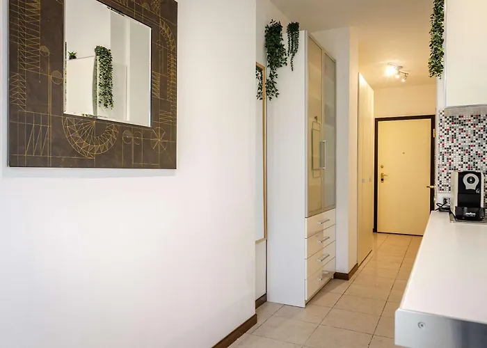 Large And Bright In The Heart Of 아파트