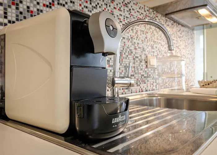 Large And Bright In The Heart Of * 볼로냐