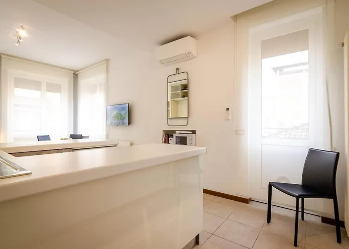 Large And Bright In The Heart Of 아파트