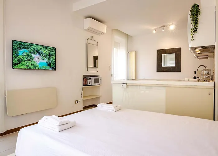 Large And Bright In The Heart Of * 볼로냐